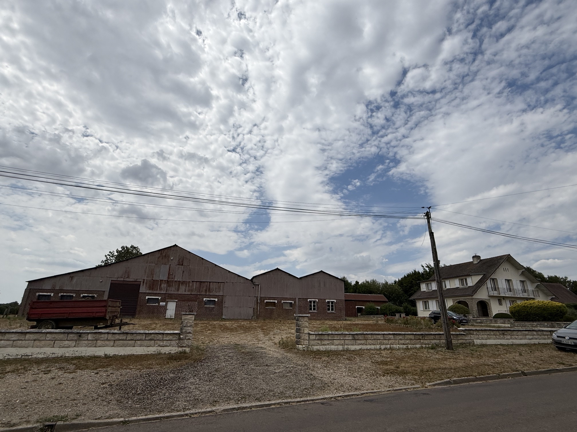 Propriété avec 2 hectares et hangar