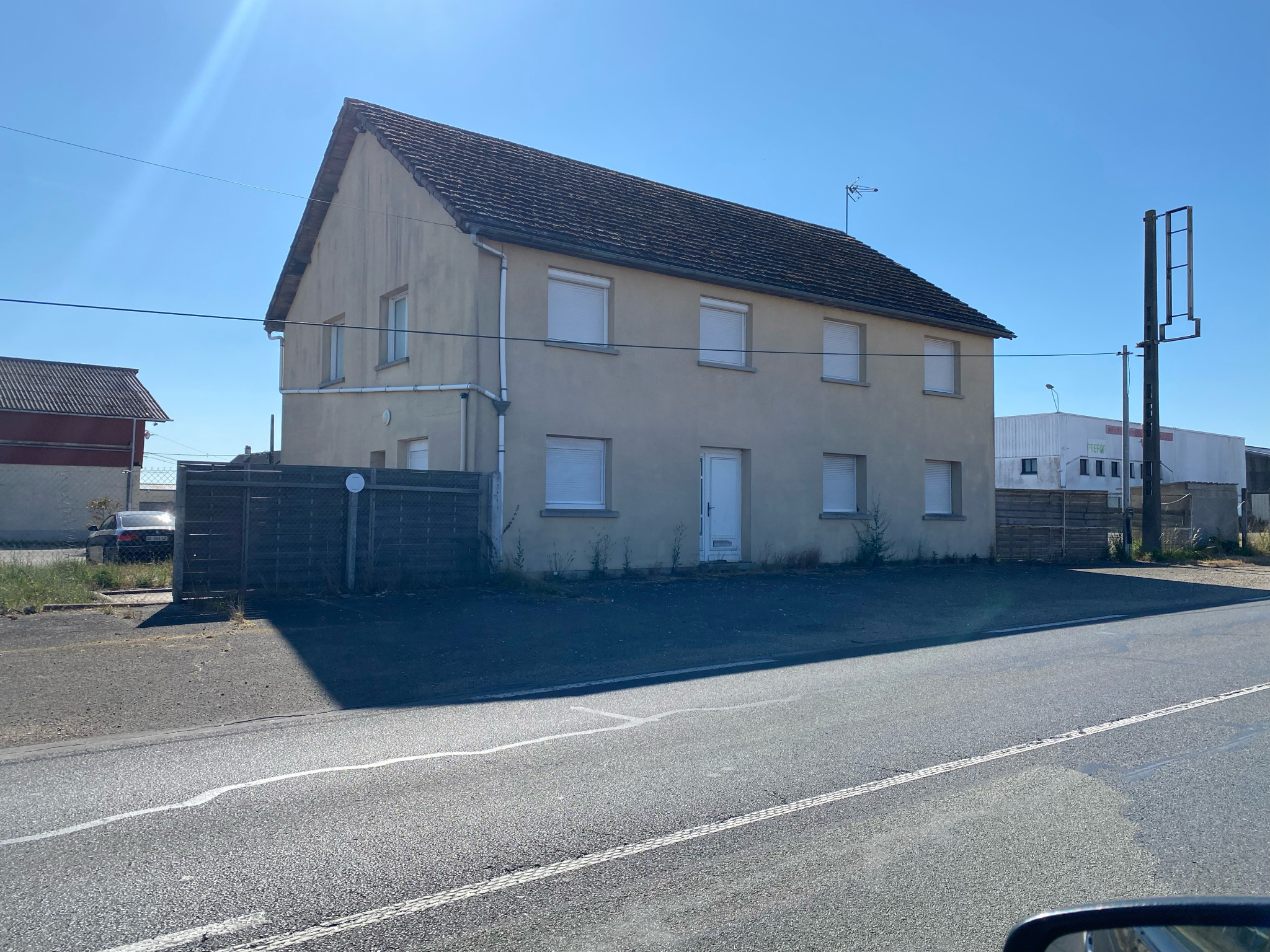 IMMEUBLE AVEC 3 APPARTEMENTS + LOCAL ARTISANAL
